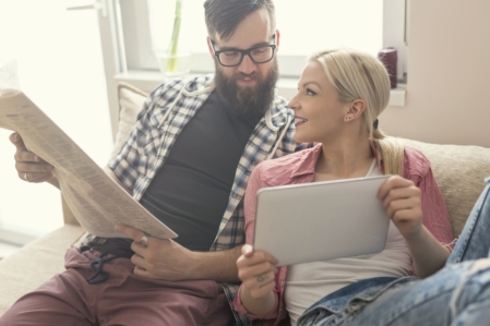 Aktuelles-Reichweite-Mann-und-Frau-mit-Zeitung